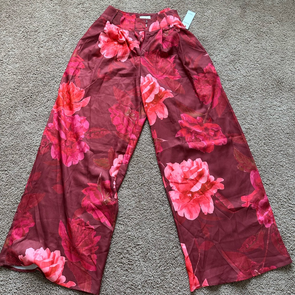 Cute floral satin pants!